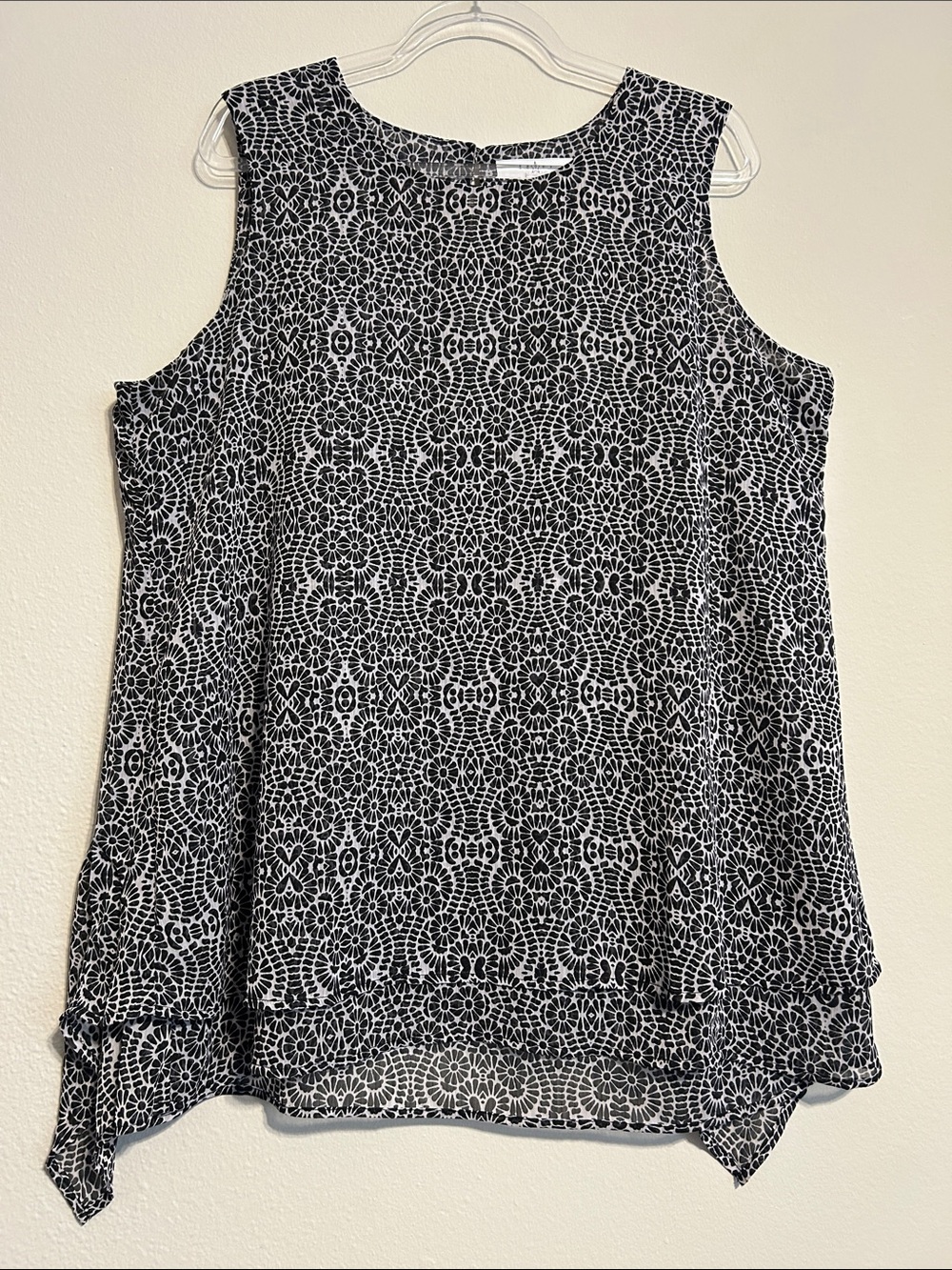 Fever Black White Geometric Sleeveless Asymmetrical Hem Blouse XL